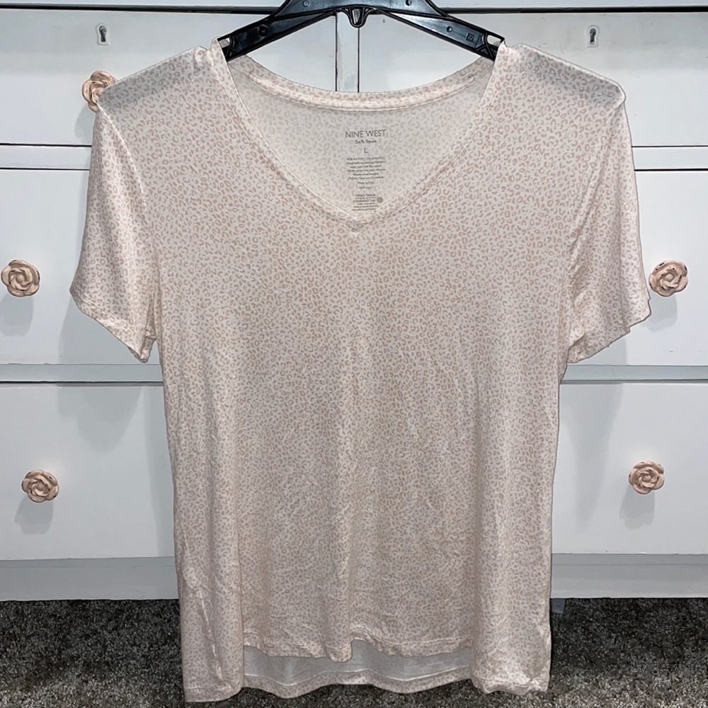 ‼️ BUNDLE 3/$20 - Nine West Soft Spun V-Neck Short Sleeve Leopard Print Top